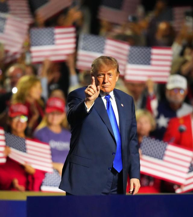 09.09.2026, USA, Dallas: US-Präsident Donald Trump gestikuliert, als er seine Rede auf dem Parteitag der Republikaner beendet.