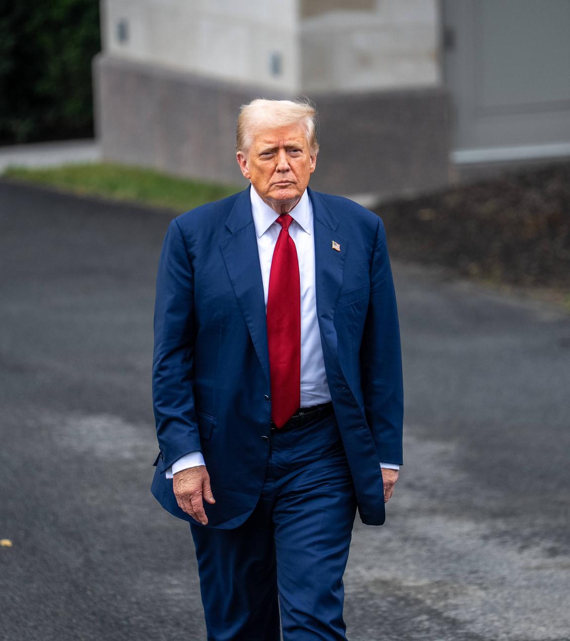 US-Präsident Trump läuft und guckt kritisch