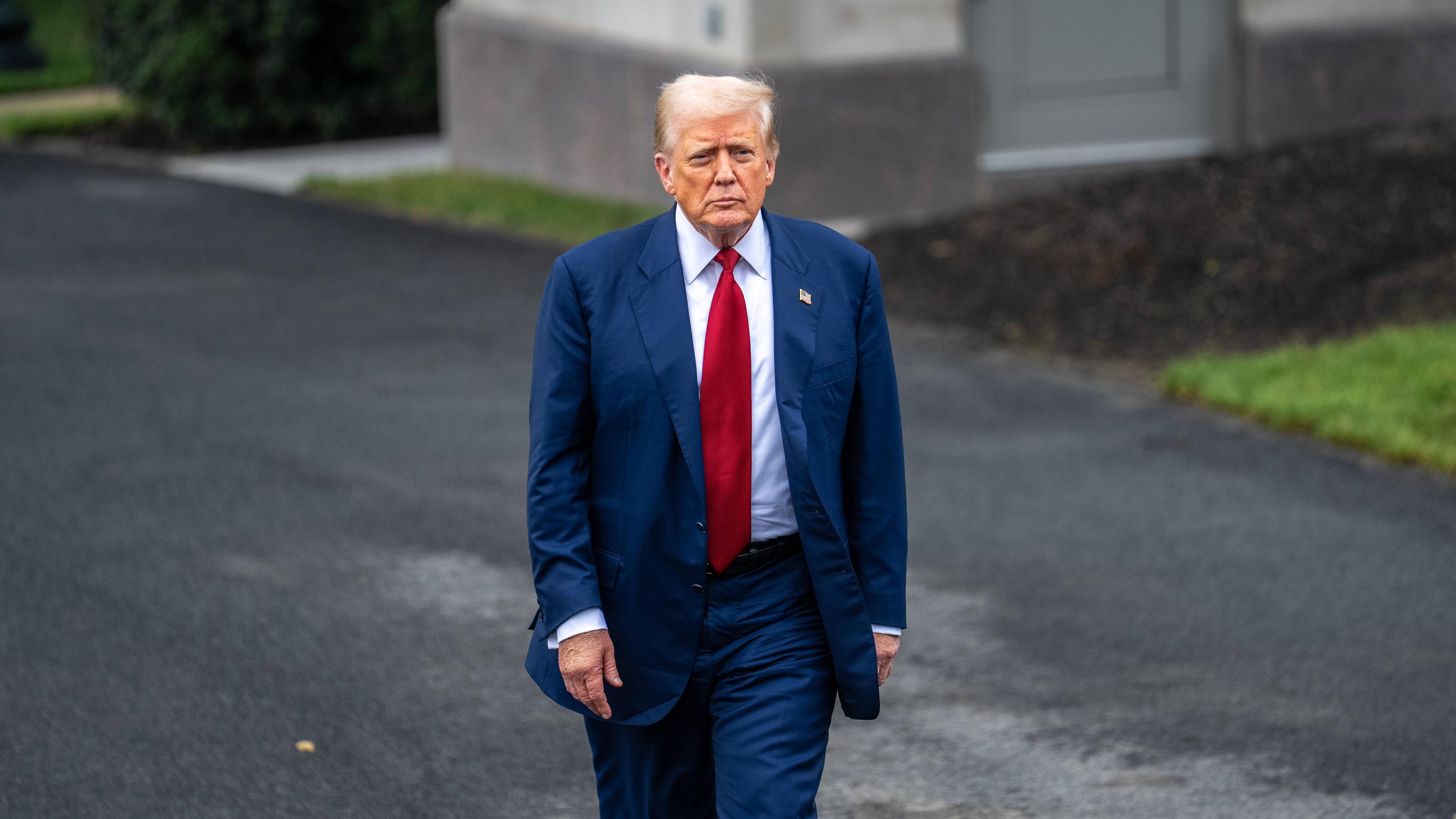 US-Präsident Trump läuft und guckt kritisch