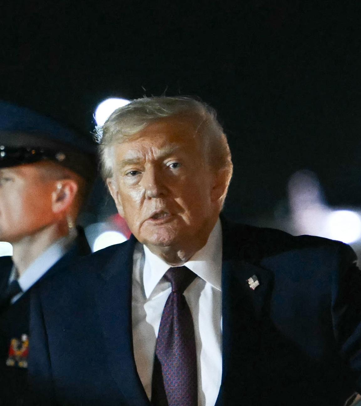 Trump guckt in die Kamera