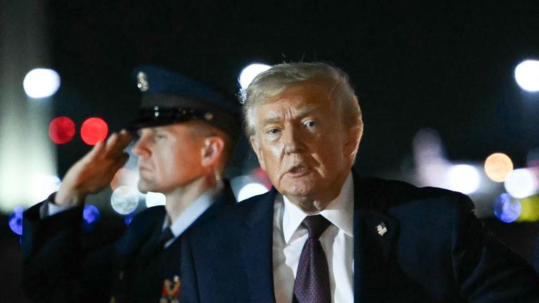 Trump guckt in die Kamera