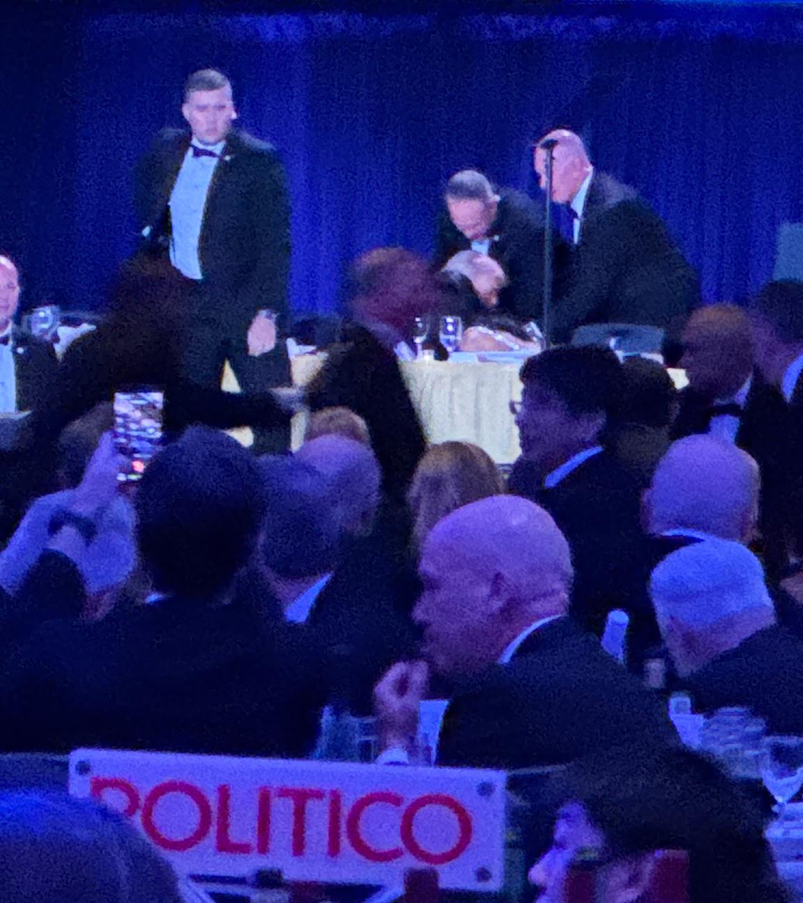 US-Präsident Donald Trump wird von Sicherheitsbeamten von der Bühne des White House Correspondents' Dinner evakuiert.