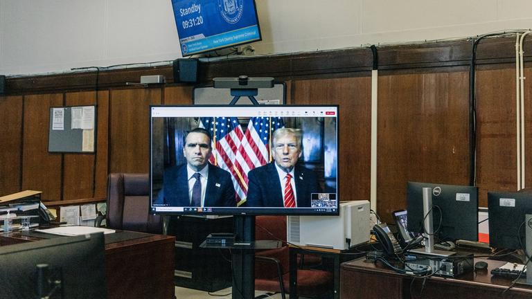Donald Trump und Anwalt Todd Blanche per Videocall beim Prozess