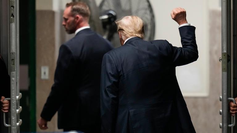 Ex-US-Präsident Donald Trump verlässt den Gerichtsaal vom Strafgericht in Manhattan