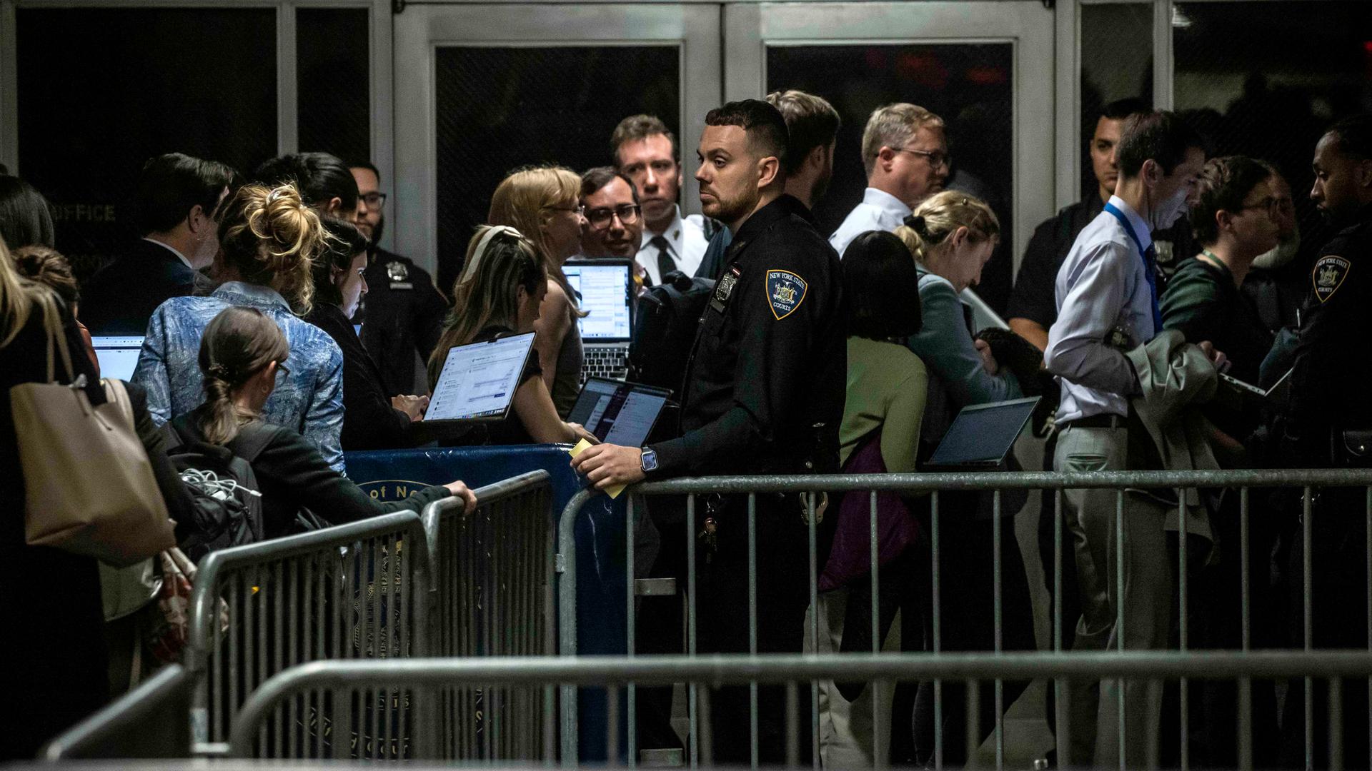 Reporter kehren in den Gerichtssaal zurück, nachdem sie den Gerichtssaal während des laufenden Prozesses gegen den ehemaligen US-Präsidenten Donald Trump kurz verlassen mussten. 