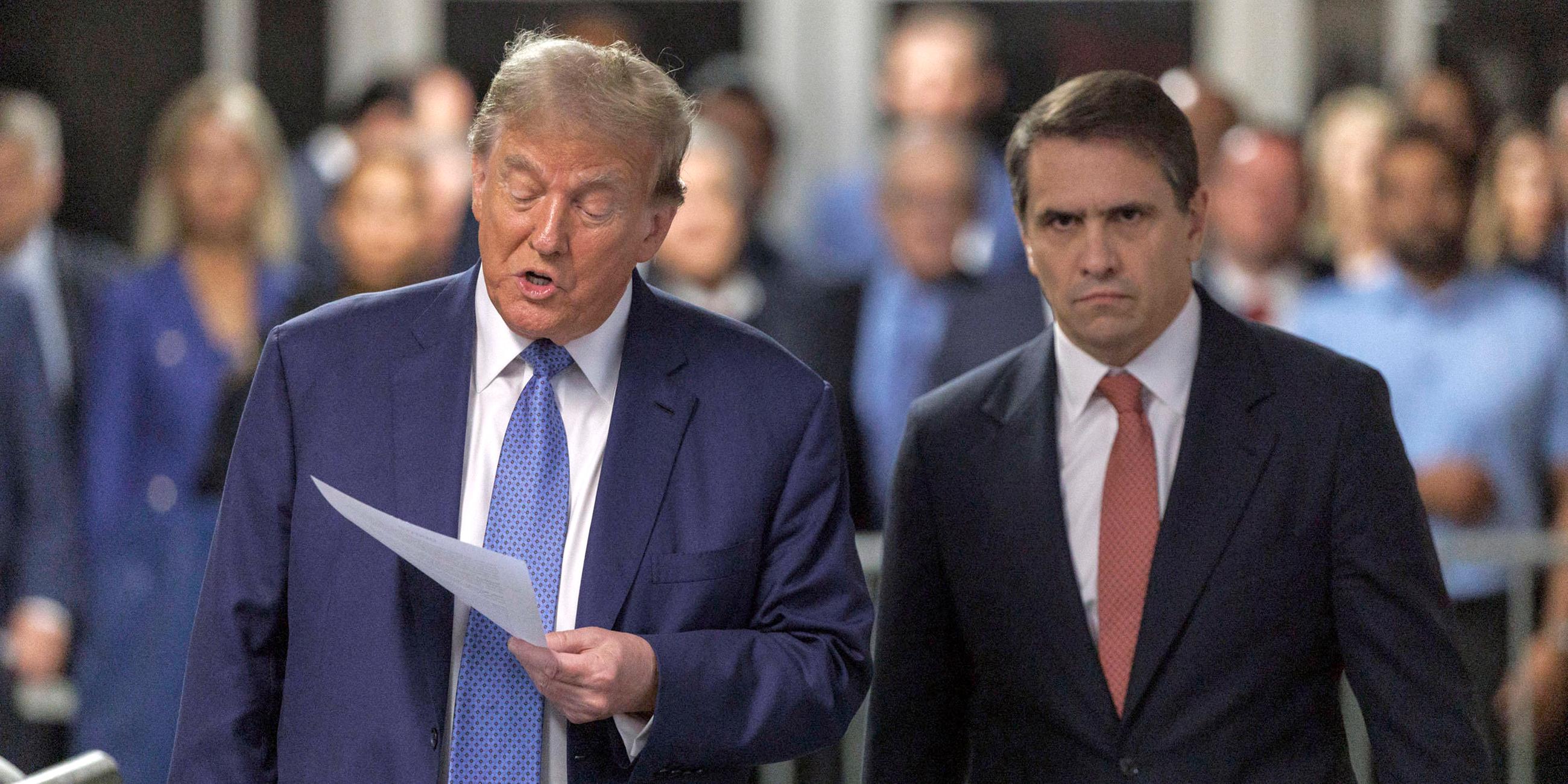 Der ehemalige Präsident Donald Trump mit seinem Anwalt Todd Blanche vor seinem Strafprozess