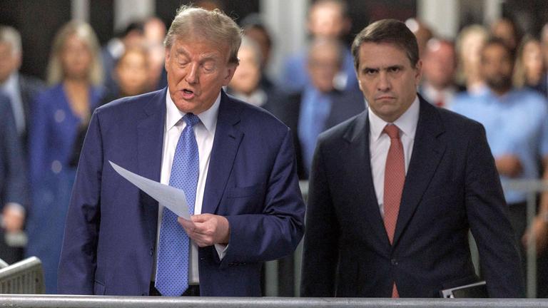 Der ehemalige Präsident Donald Trump mit seinem Anwalt Todd Blanche vor seinem Strafprozess