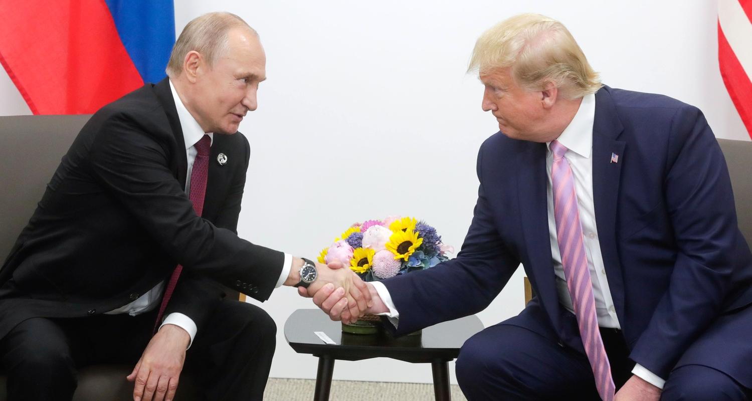 Wladimir Putin, Präsident von Russland, und Donald Trump, Präsident der USA, geben sich während des G20-Gipfels 2019 die Hand. 
