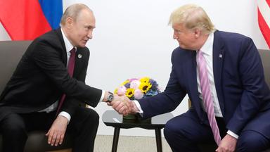 Wladimir Putin, Präsident von Russland, und Donald Trump, Präsident der USA, geben sich während des G20-Gipfels 2019 die Hand. 
