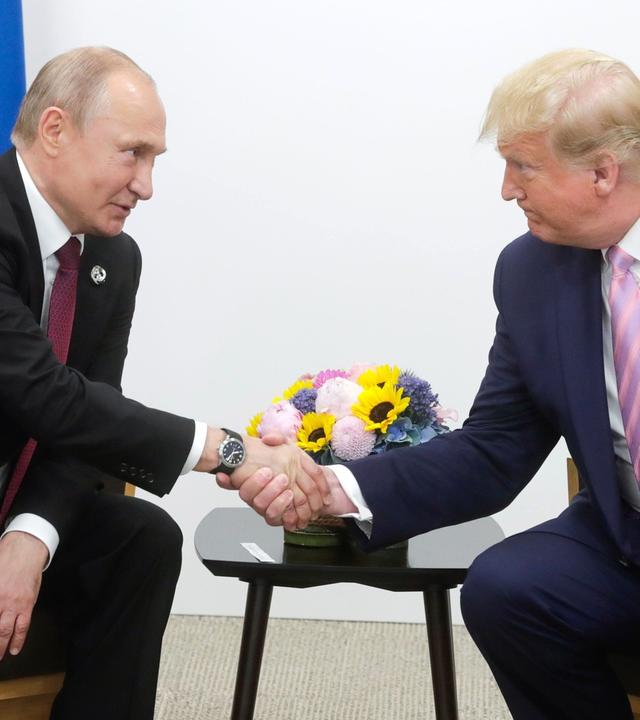 Wladimir Putin, Präsident von Russland, und Donald Trump, Präsident der USA, geben sich während des G20-Gipfels 2019 die Hand. 