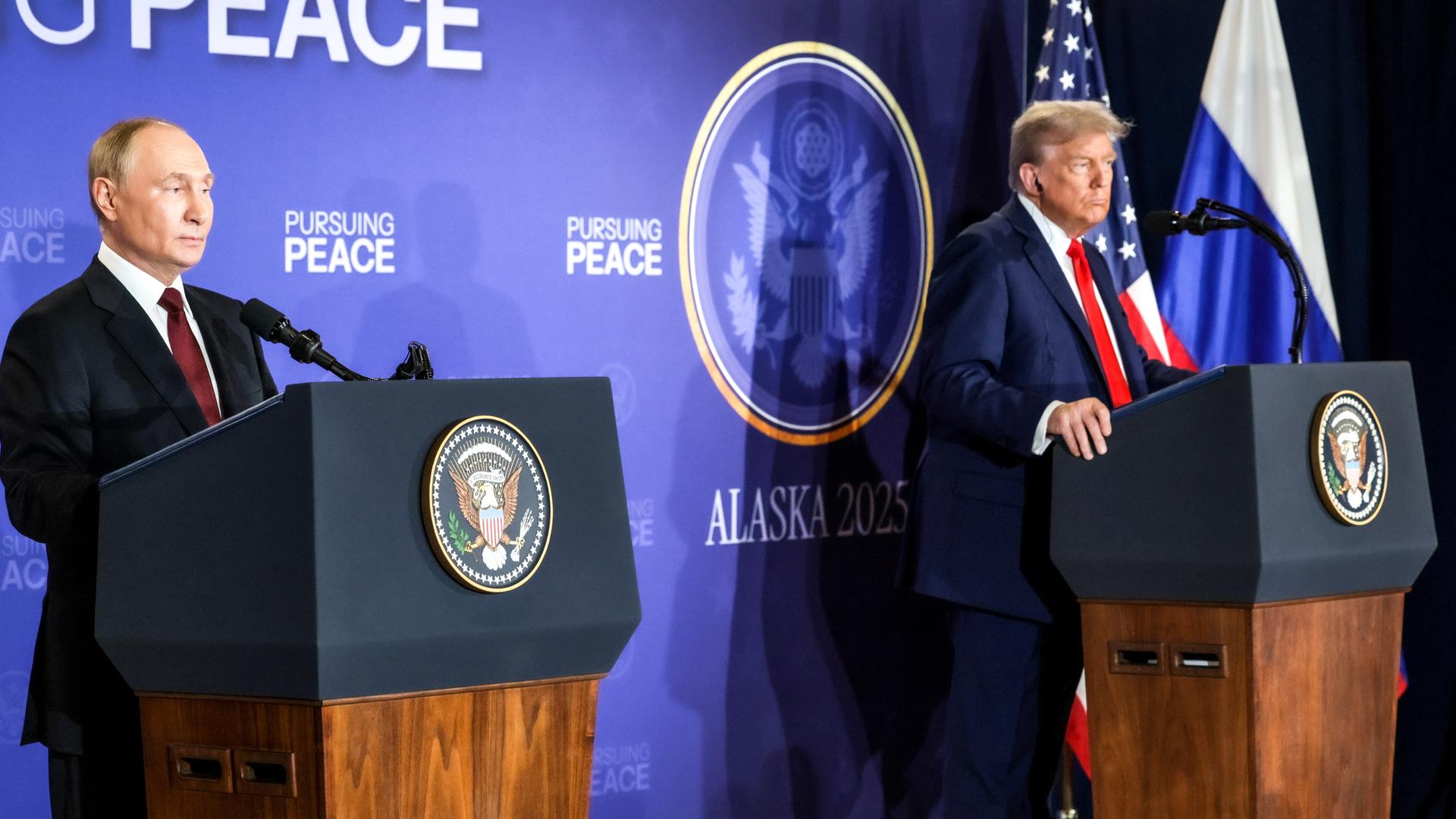 Der russische Präsident Wladimir Putin und sein US-Amtskollege Donald Trump geben im Anschluss an ihr Treffen auf dem Stützpunkt Elmendorf-Richardson eine gemeinsame Pressekonferenz.
