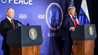 Der russische Präsident Wladimir Putin und sein US-Amtskollege Donald Trump geben im Anschluss an ihr Treffen auf dem Stützpunkt Elmendorf-Richardson eine gemeinsame Pressekonferenz.