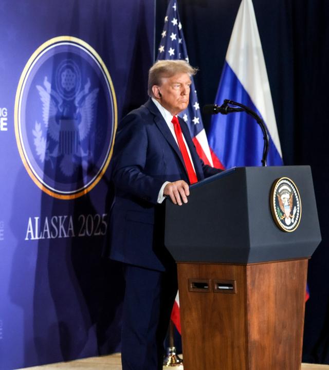 Der russische Präsident Wladimir Putin und sein US-Amtskollege Donald Trump geben im Anschluss an ihr Treffen auf dem Stützpunkt Elmendorf-Richardson eine gemeinsame Pressekonferenz.