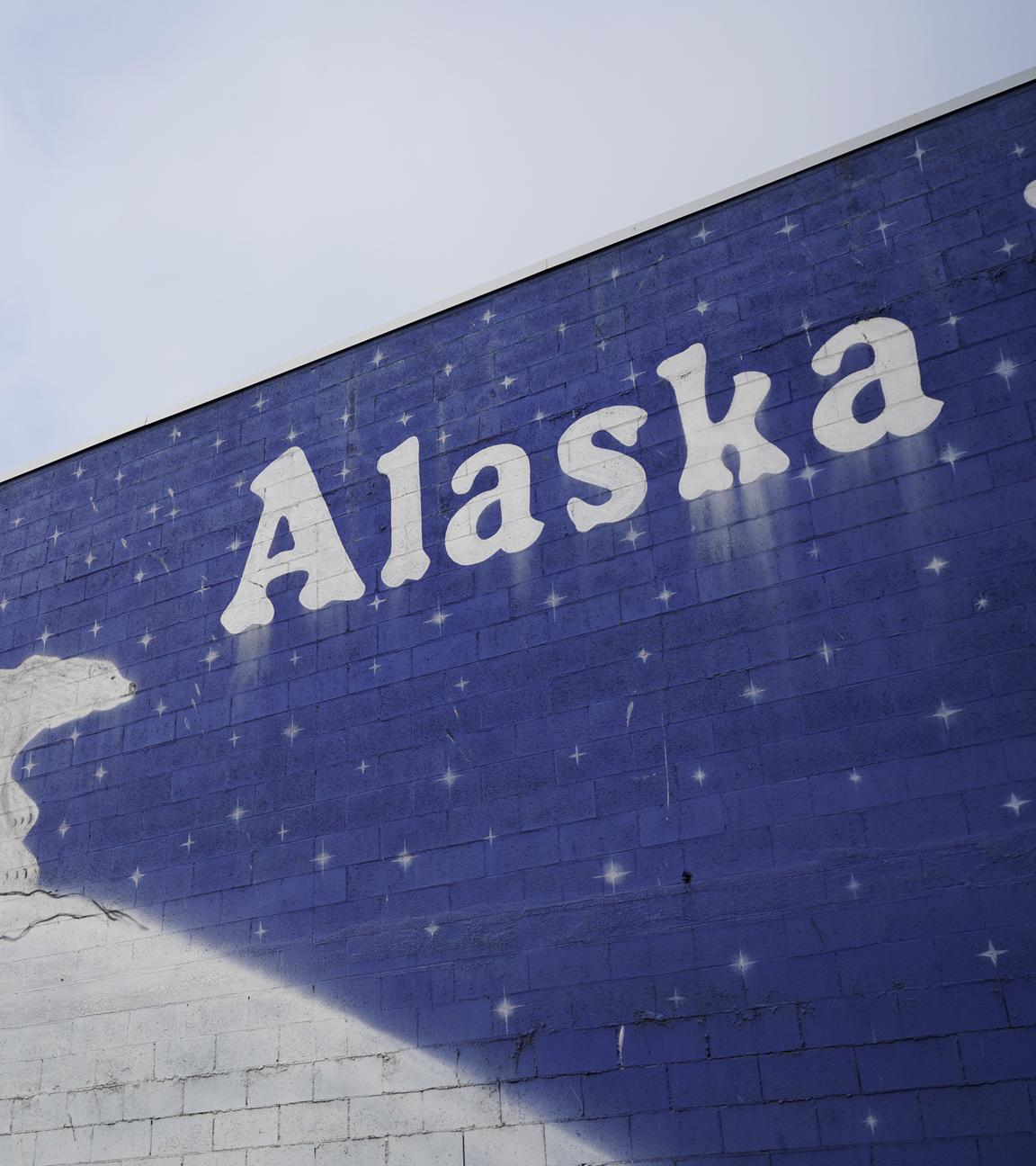 USA, Anchorage: Ein Wandgemälte zeigt einen Eisbären und die Aufschrift «Alaska» vor einem Treffen zwischen US-Präsident Trump und dem russischen Präsidenten Putin.