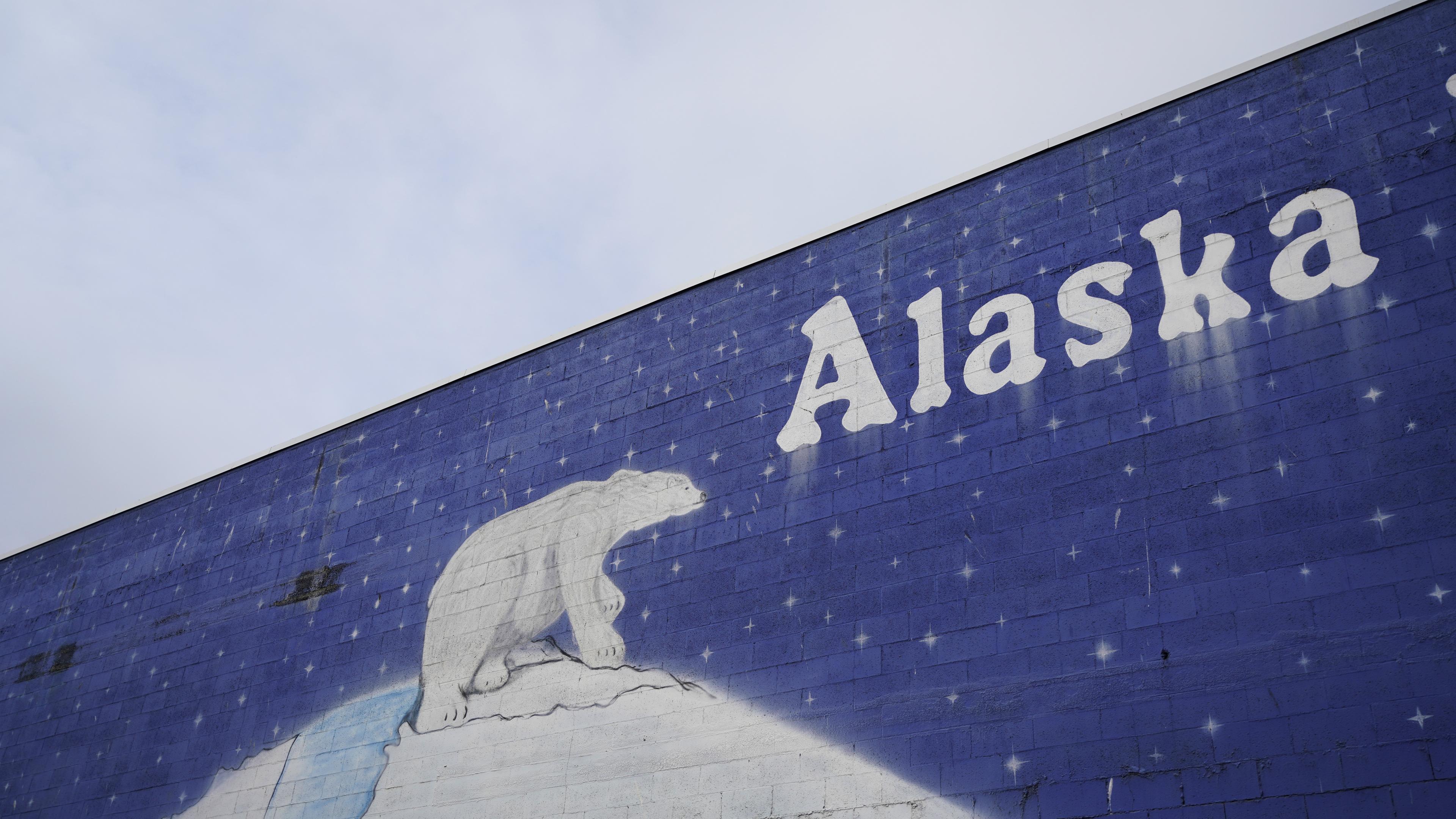 USA, Anchorage: Ein Wandgemälte zeigt einen Eisbären und die Aufschrift «Alaska» vor einem Treffen zwischen US-Präsident Trump und dem russischen Präsidenten Putin.