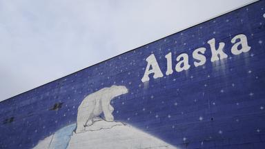 USA, Anchorage: Ein Wandgemälte zeigt einen Eisbären und die Aufschrift «Alaska» vor einem Treffen zwischen US-Präsident Trump und dem russischen Präsidenten Putin.