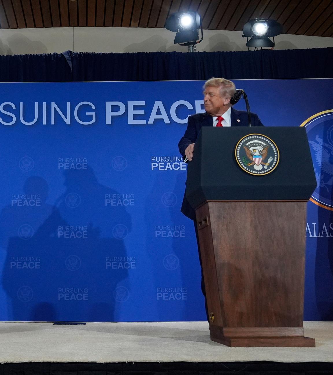 US-Präsident Donald Trump und Russlands Präsident Wladimir Putin sprechen während einer Pressekonferenz in Alaska