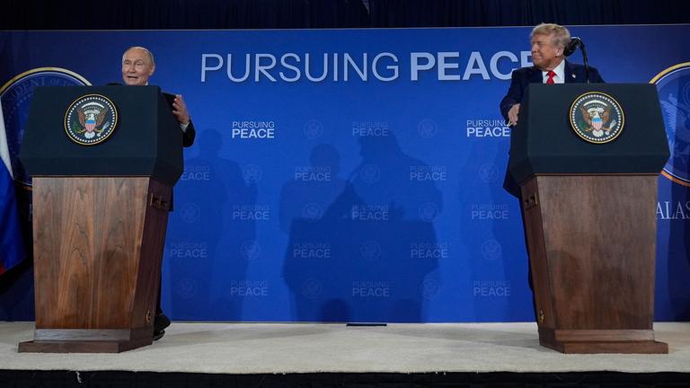 US-Präsident Donald Trump und Russlands Präsident Wladimir Putin sprechen während einer Pressekonferenz in Alaska