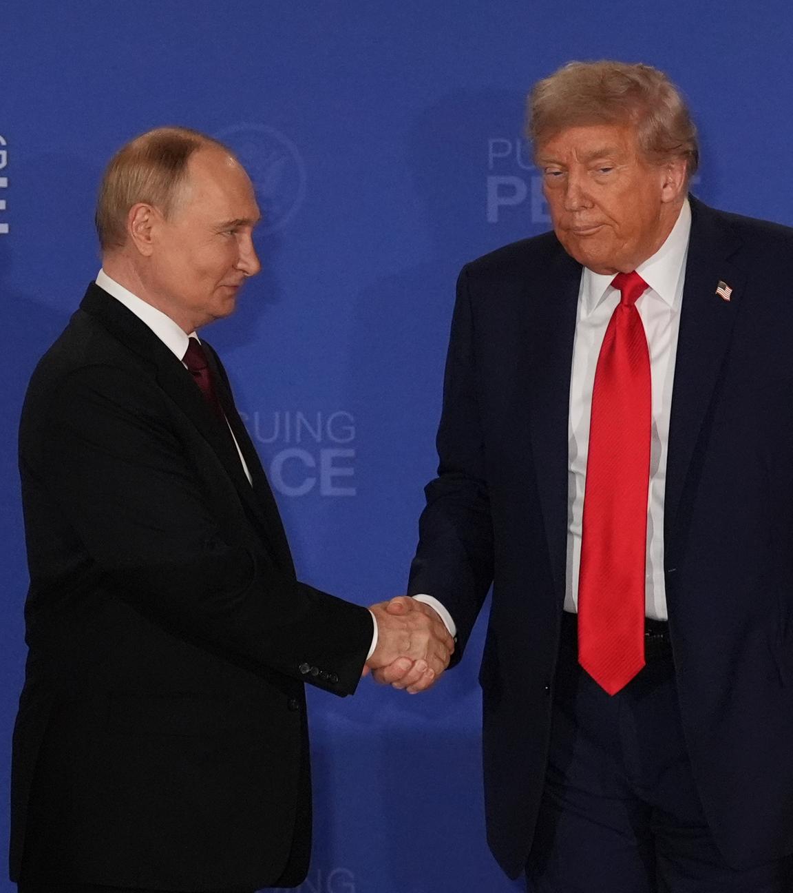 US-Präsident Donald Trump (rechts) schüttelt dem russischen Präsidenten Wladimir Putin die Hand
