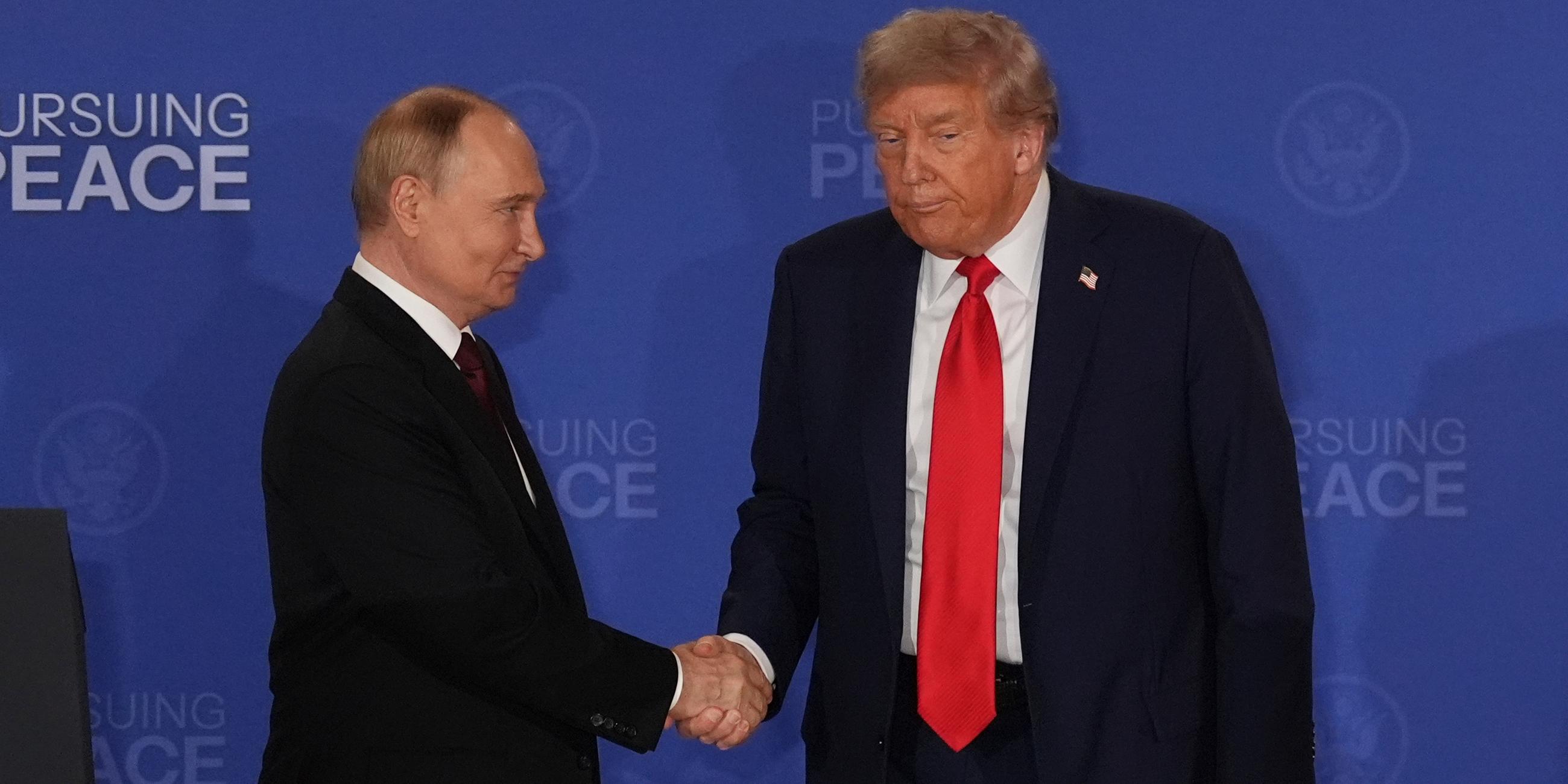 US-Präsident Donald Trump (rechts) schüttelt dem russischen Präsidenten Wladimir Putin die Hand