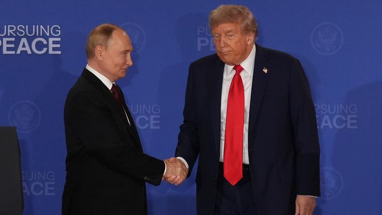 US-Präsident Donald Trump (rechts) schüttelt dem russischen Präsidenten Wladimir Putin die Hand