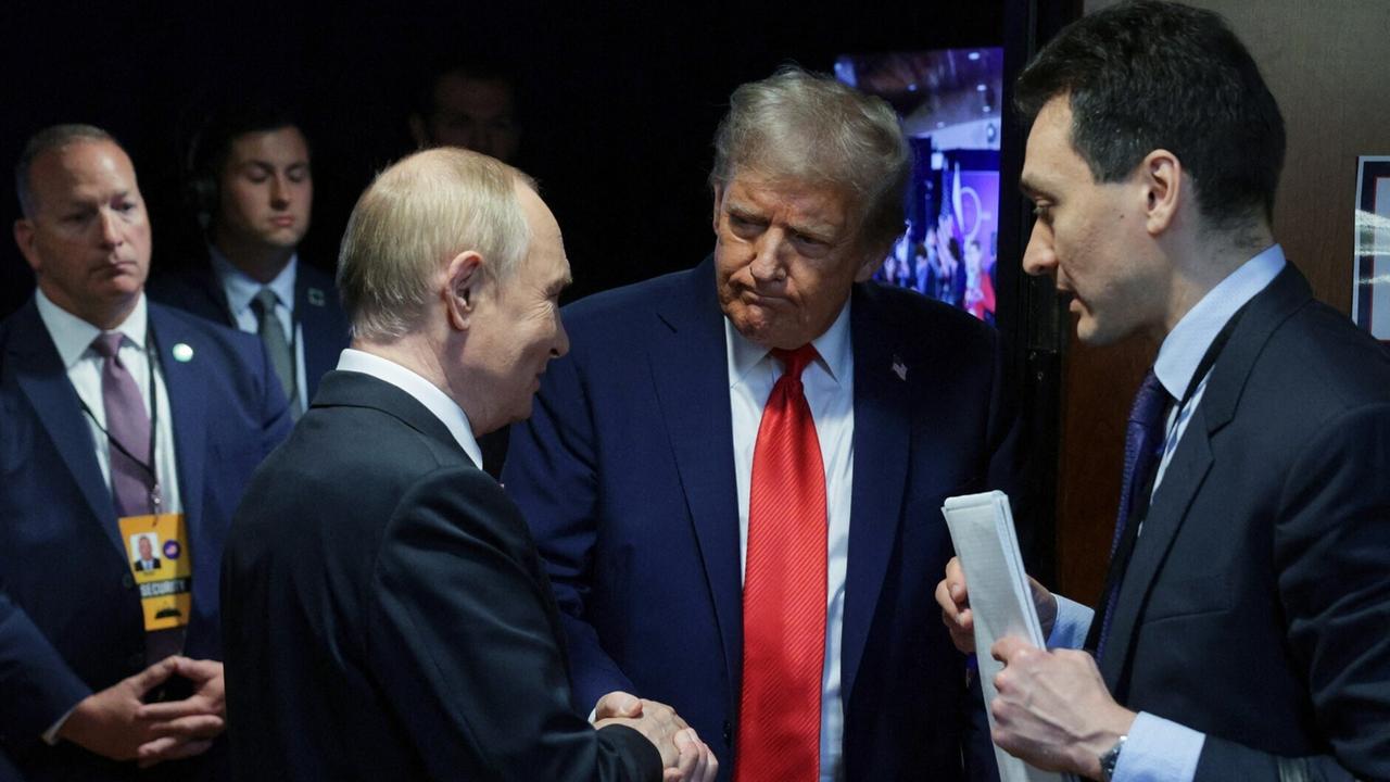 US-Präsident Trump und Kremlchef Putin umgeben von ihren Beratern in Anchorage im US-Bundesstaat Alaska