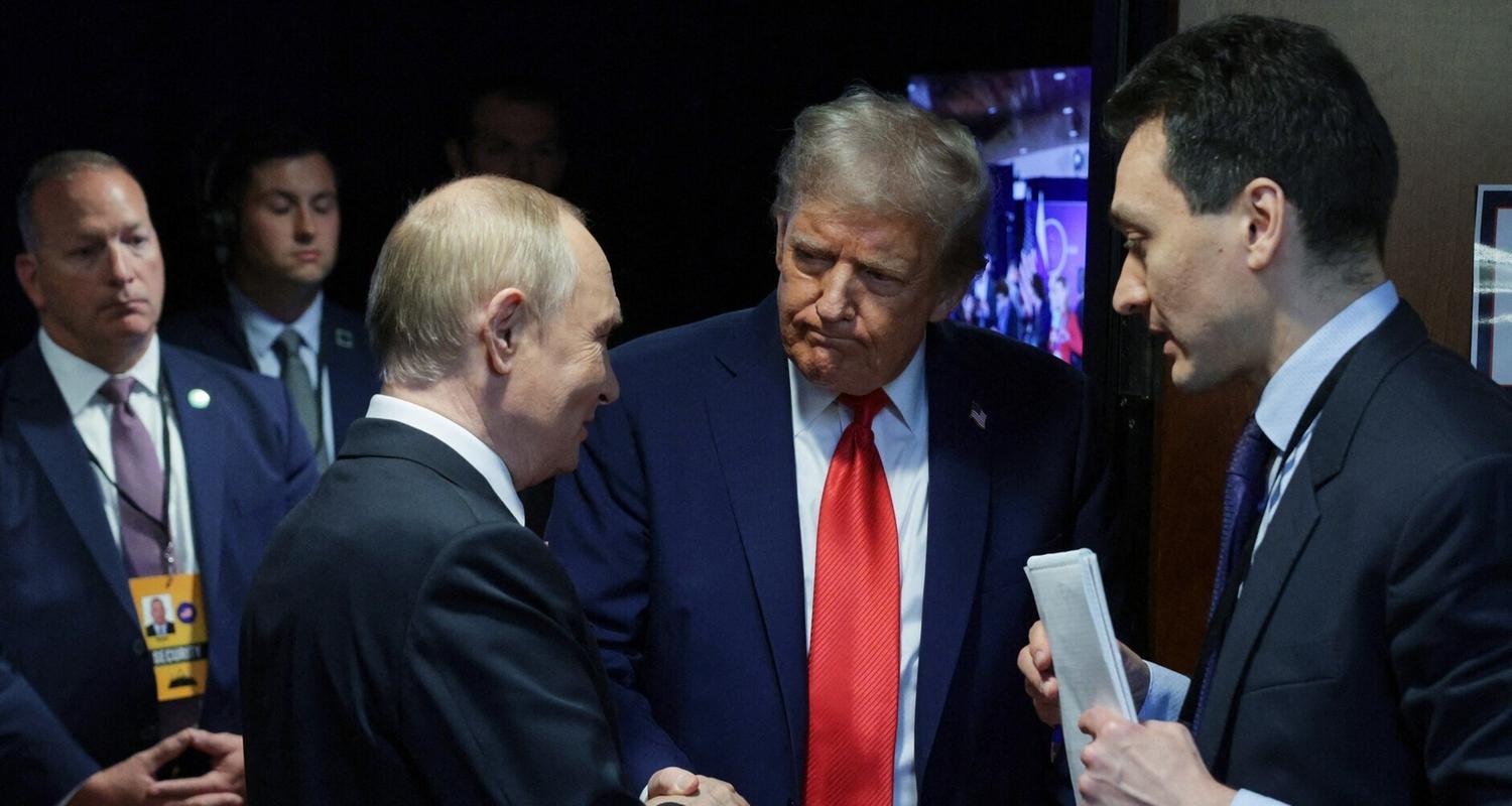 US-Präsident Trump und Kremlchef Putin umgeben von ihren Beratern in Anchorage im US-Bundesstaat Alaska