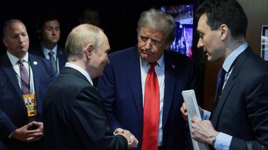 US-Präsident Trump und Kremlchef Putin umgeben von ihren Beratern in Anchorage im US-Bundesstaat Alaska