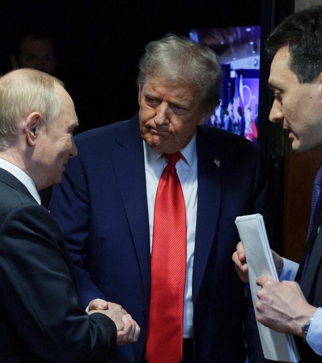 US-Präsident Trump und Kremlchef Putin umgeben von ihren Beratern in Anchorage im US-Bundesstaat Alaska