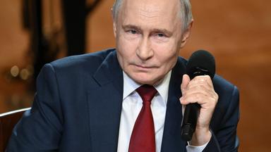 Der russische Präsident Wladimir Putin bei einem Treffen mit Schülern und Lehrern der Musikschule „Sirius“.