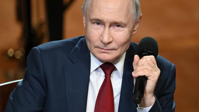 Der russische Präsident Wladimir Putin bei einem Treffen mit Schülern und Lehrern der Musikschule „Sirius“.