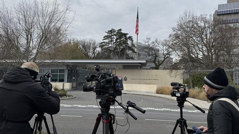 Die Presse verfolgt die Gespräche am 23. November 2025 in der Schweiz.