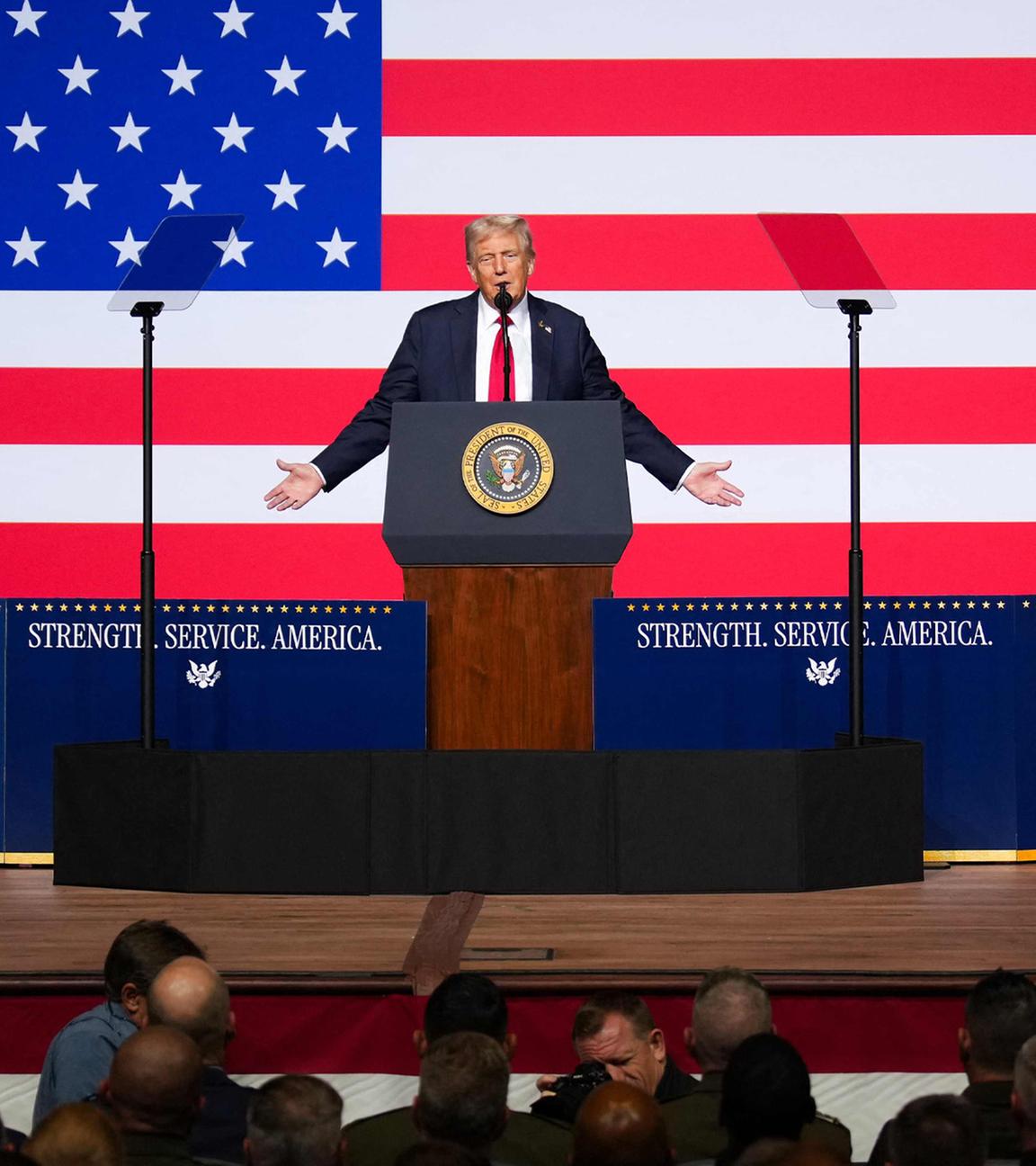 US-Präsident Donald Trump spricht am 30. September 2025 vor hochrangigen Militärangehörigen auf der Marine Corps Base Quantico in Quantico, Virginia.