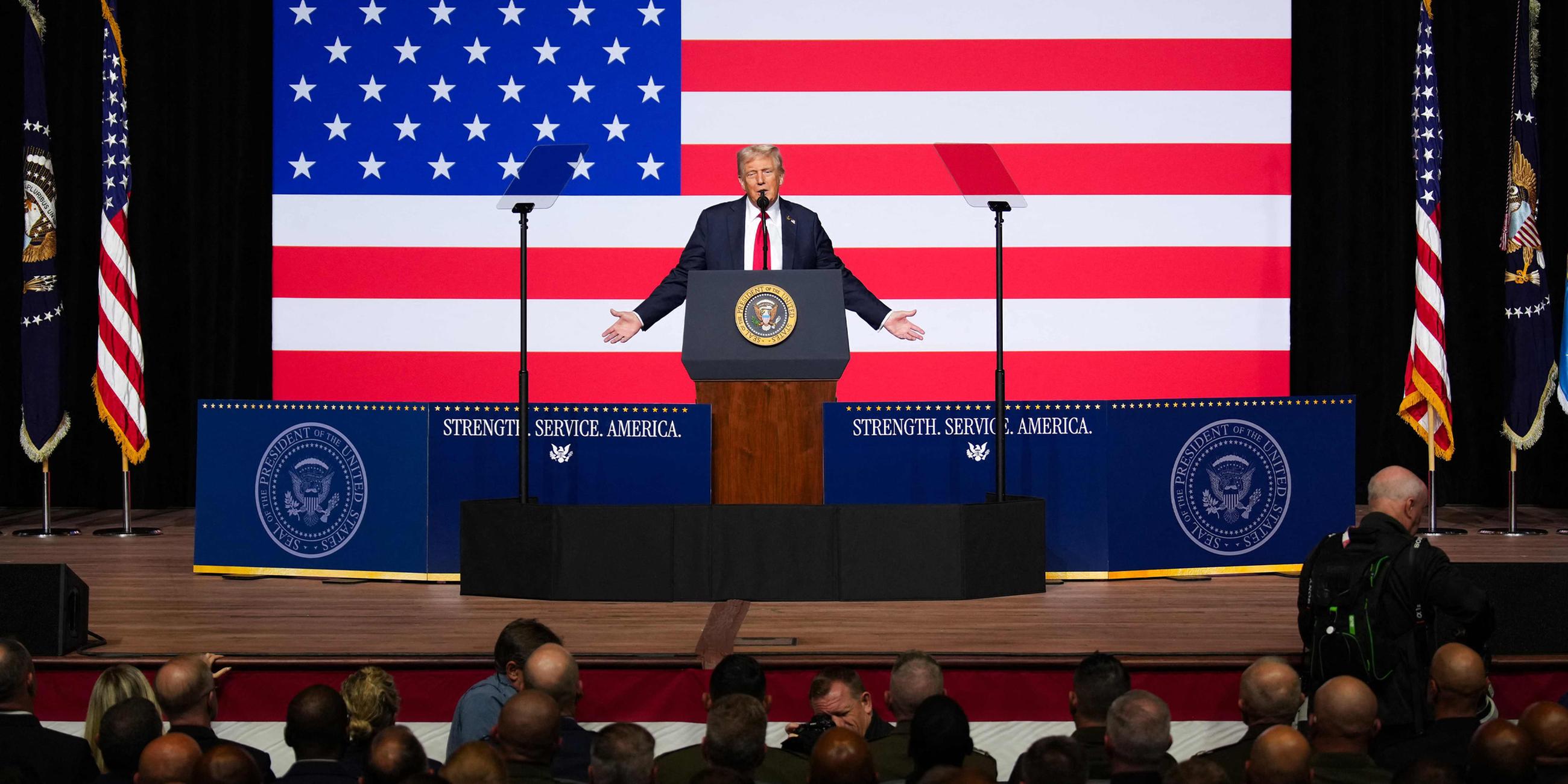 US-Präsident Donald Trump spricht am 30. September 2025 vor hochrangigen Militärangehörigen auf der Marine Corps Base Quantico in Quantico, Virginia.