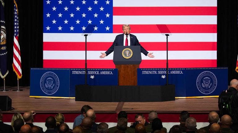 US-Präsident Donald Trump spricht am 30. September 2025 vor hochrangigen Militärangehörigen auf der Marine Corps Base Quantico in Quantico, Virginia.