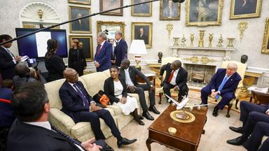 US-Präsident Trump (r.) zeigt während eines Treffens mit Südafrikas Präsident Ramaphosa (l.) ein Video.