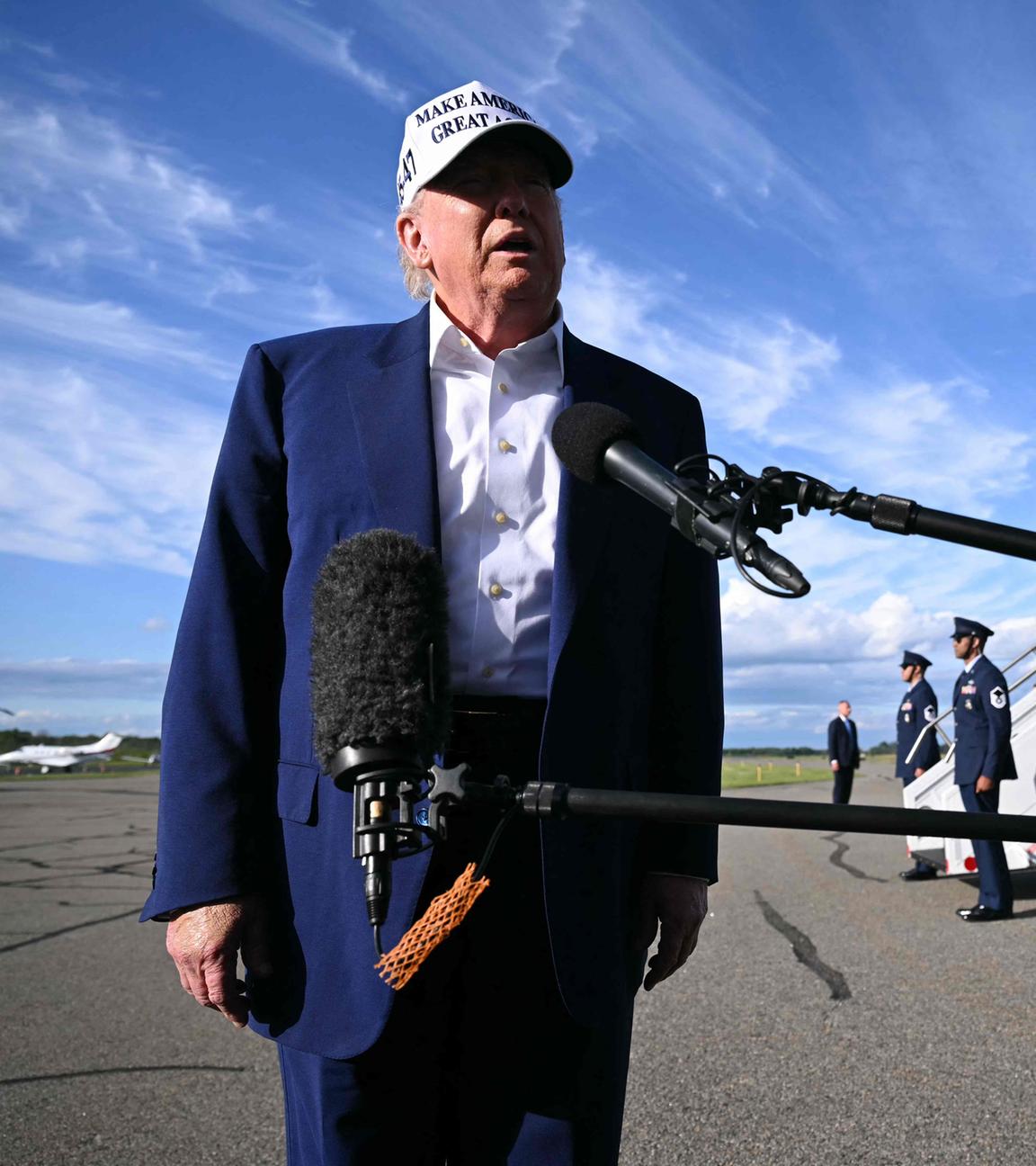 Donald Trump spricht mit Journalisten