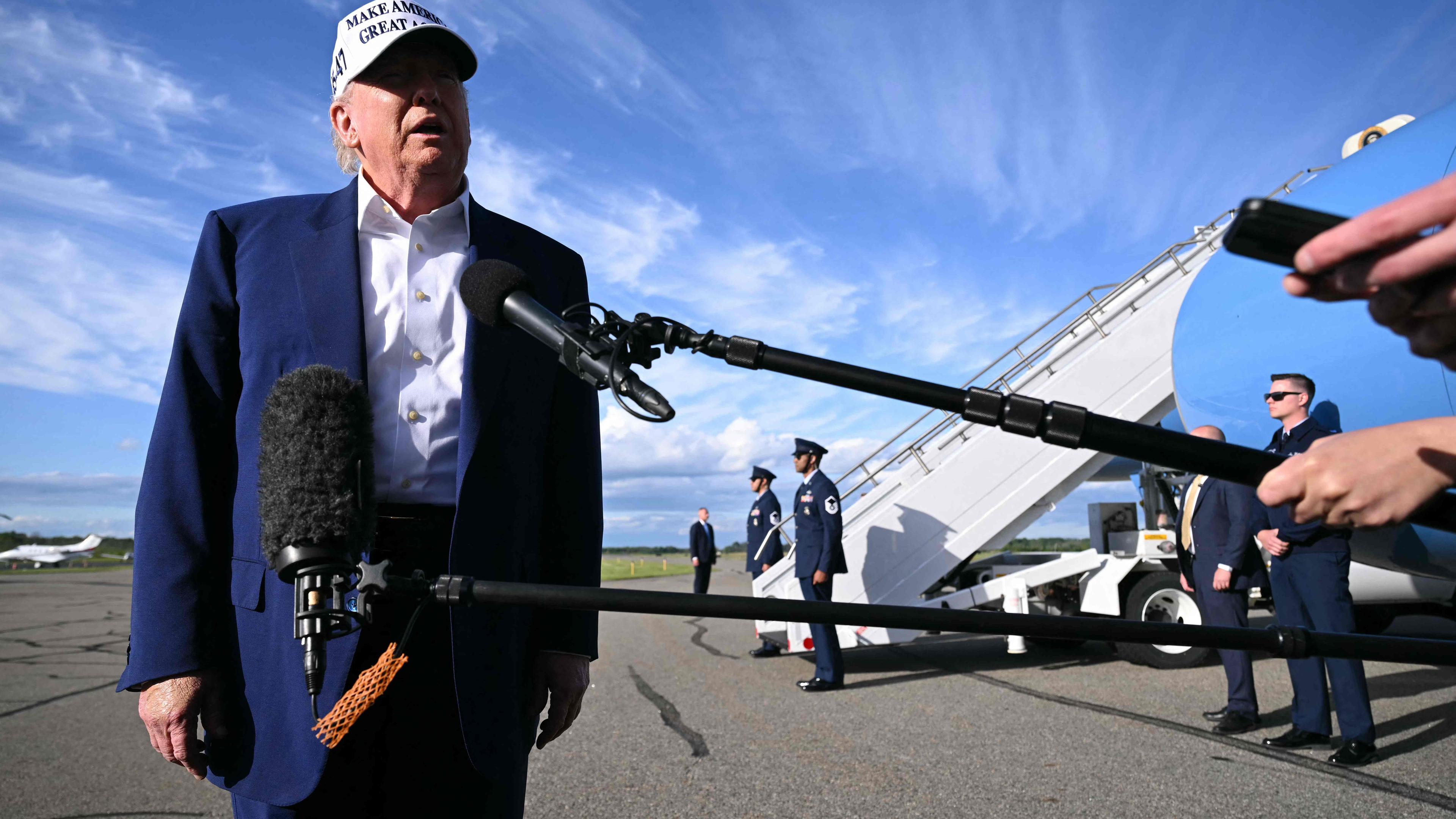 Donald Trump spricht mit Journalisten