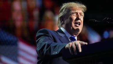 Präsident Donald Trump spricht während des RNC-Parteitags zu den Zwischenwahlen am 9. 9. 2026, im American Airlines Center in Dallas. 