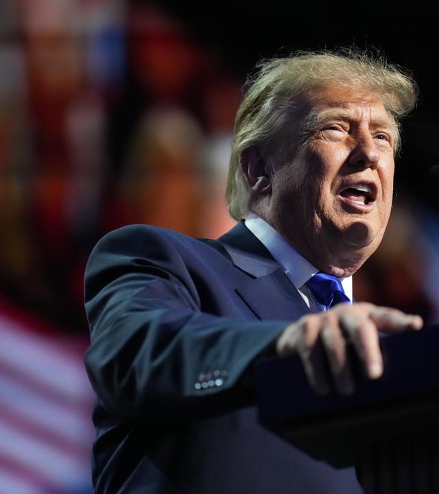 Präsident Donald Trump spricht während des RNC-Parteitags zu den Zwischenwahlen am 9. 9. 2026, im American Airlines Center in Dallas. 