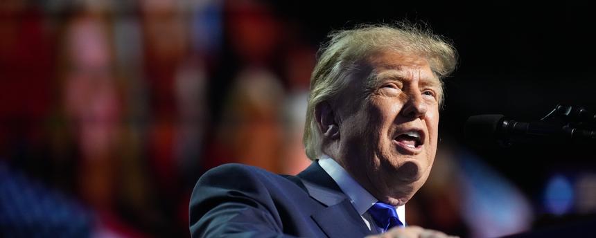 Präsident Donald Trump spricht während des RNC-Parteitags zu den Zwischenwahlen am 9. 9. 2026, im American Airlines Center in Dallas. 