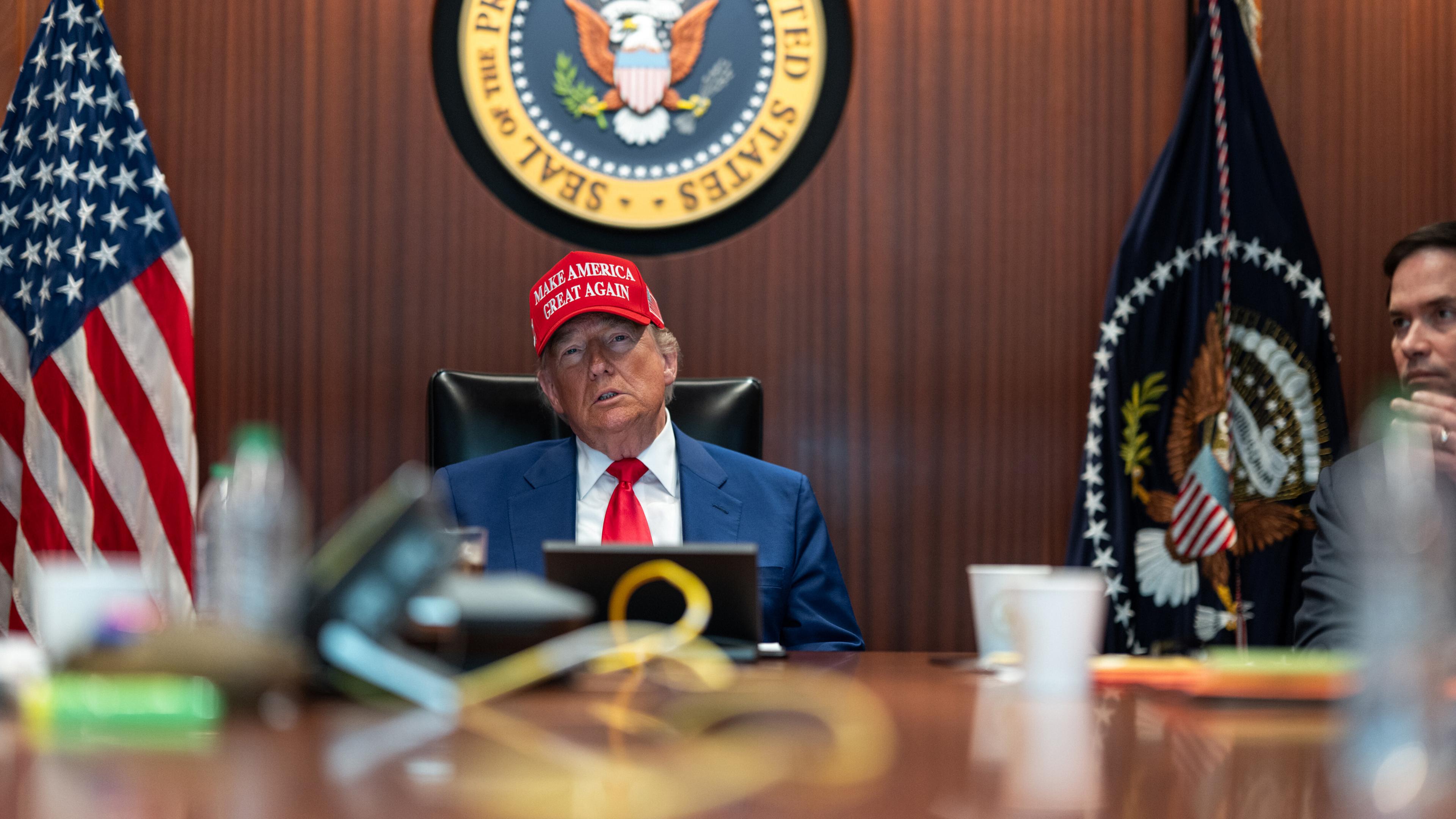 Trump verfolgt den US Angriff im Situation Room
