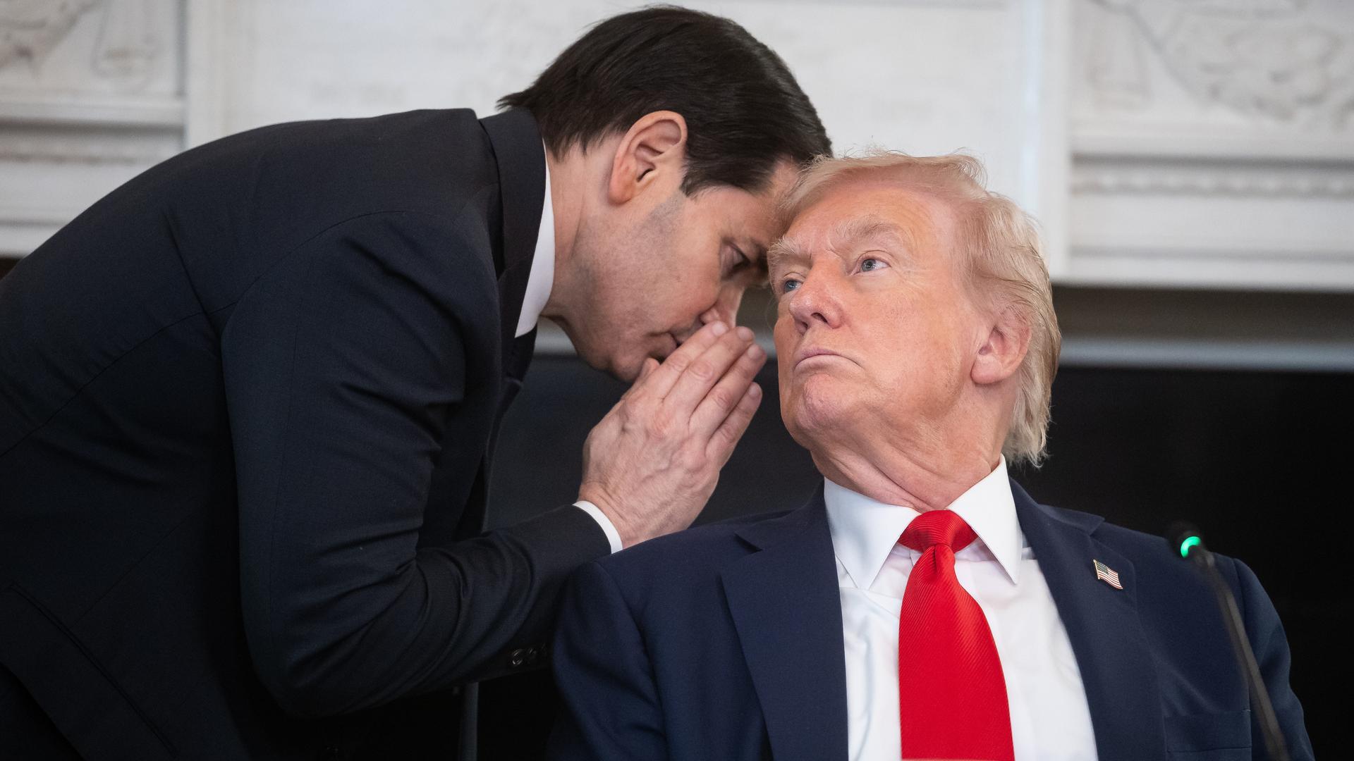 US-Außenminister Marco Rubio flüstert US-Präsident Donald Trump während eines Gesprächs über die Antifa im State Dining Room im Weißen Haus zu.