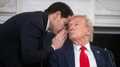 US-Außenminister Marco Rubio flüstert US-Präsident Donald Trump während eines Gesprächs über die Antifa im State Dining Room im Weißen Haus zu.