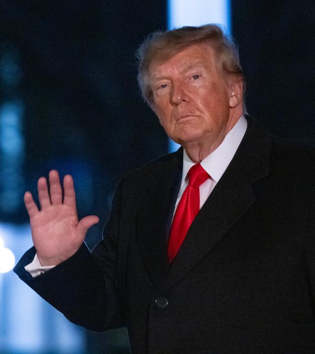 US-Präsident Donald Trump winkt, während er am 10.10.2026 auf dem South Lawn des Weißen Hauses in Washington, D.C., USA, zur Residenz geht.
