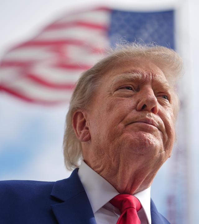 Präsident Donald Trump spricht am Freitag, dem 16. Oktober 2026, in Washington mit Reportern, bevor er auf dem South Lawn des Weißen Hauses in die „Marine One“ einsteigt.