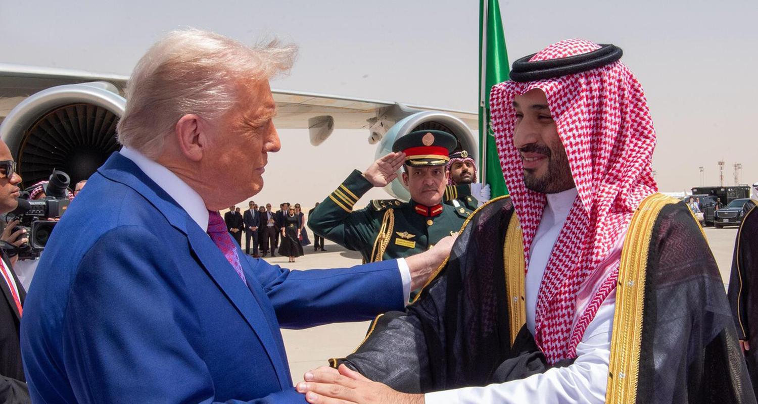 Der saudische Kronprinz Mohammed bin Salman empfängt US-Präsident Donald Trump bei seiner Ankunft in Riad, Saudi-Arabien, am 13. Mai 2025