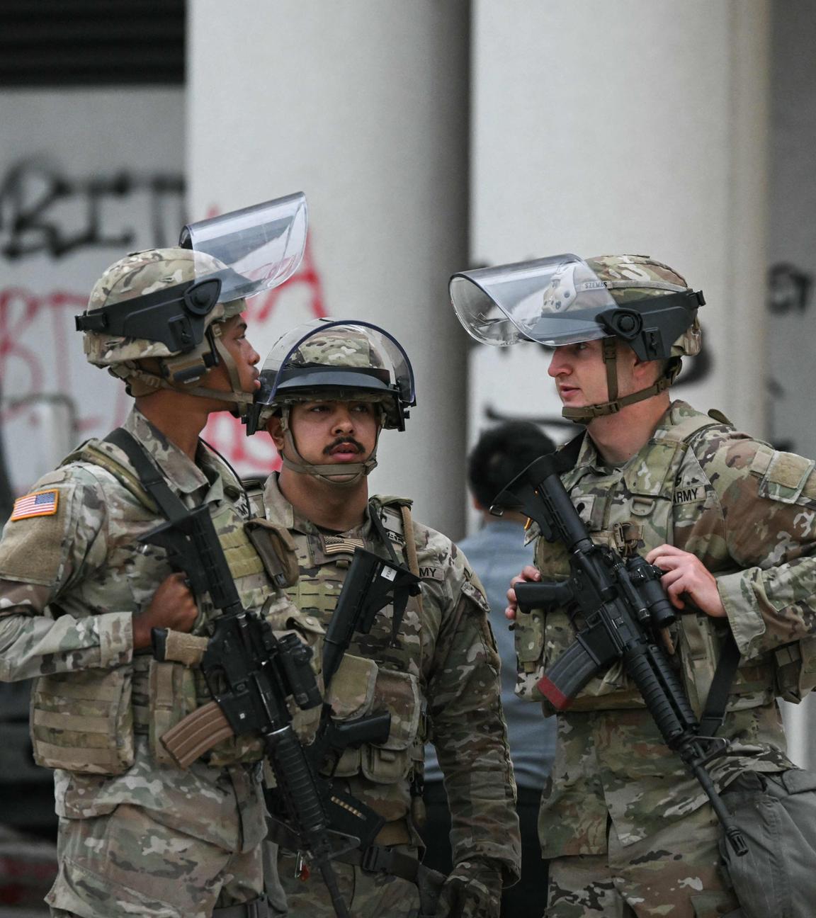 Mitglieder der kalifornischen Nationalgarde stehen am Morgen des 10. Juni 2025 vor dem Edward R. Roybal Federal Building Wache, nach einem weiteren Tag voller Proteste als Reaktion auf die Einwanderungsmaßnahmen des Bundes in Los Angeles.