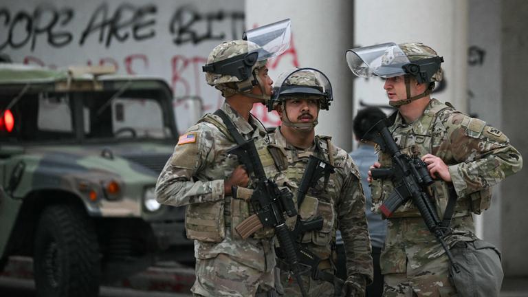 Mitglieder der kalifornischen Nationalgarde stehen am Morgen des 10. Juni 2025 vor dem Edward R. Roybal Federal Building Wache, nach einem weiteren Tag voller Proteste als Reaktion auf die Einwanderungsmaßnahmen des Bundes in Los Angeles.
