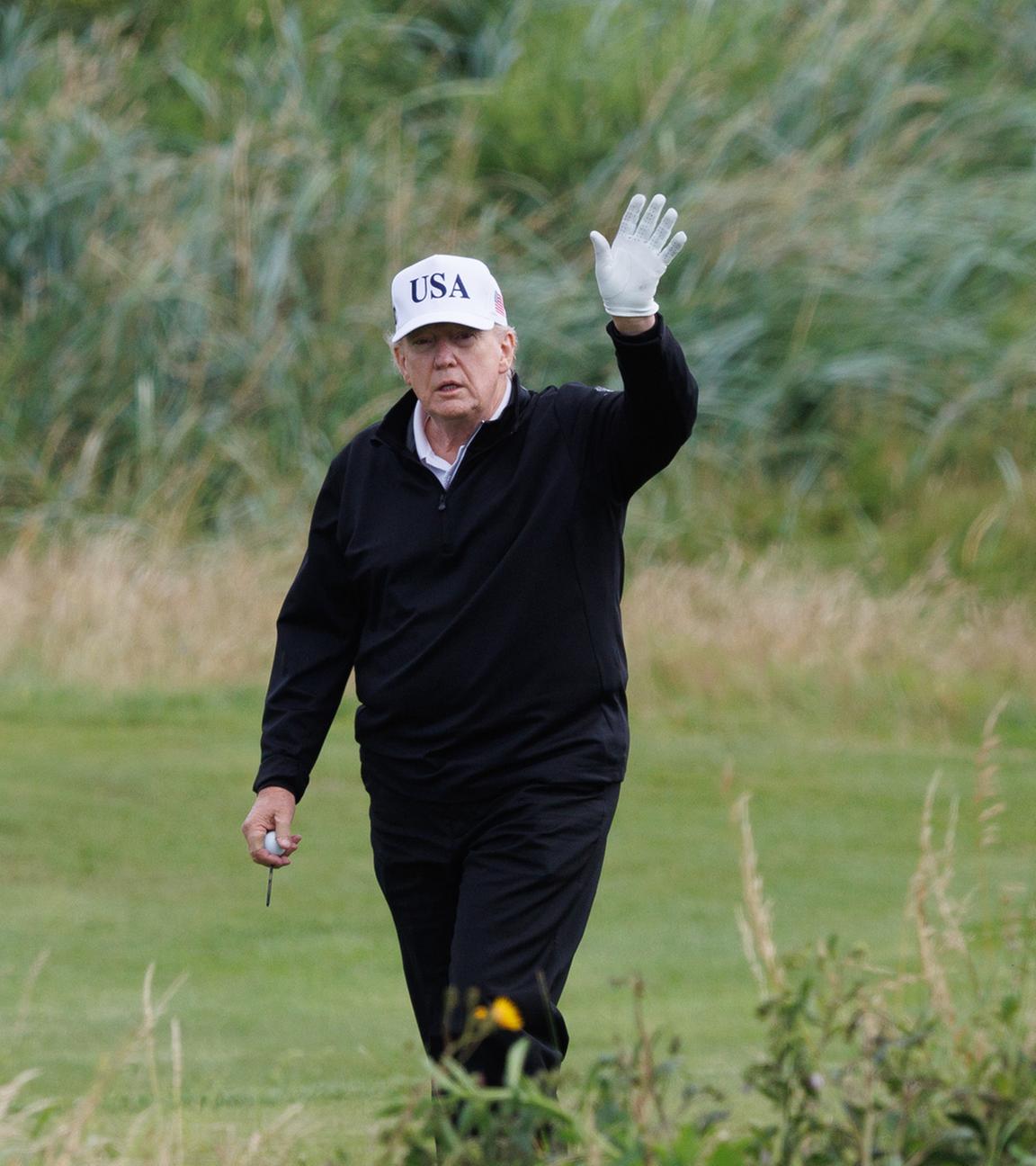 26.07.2025, Turnberry: US-Präsident Donald Trump winkt Reportern zu, während er auf seinem Golfplatz Trump Turnberry in South Ayrshire Golf spielt – zu Beginn seiner fünftägigen Privatreise nach Großbritannien.